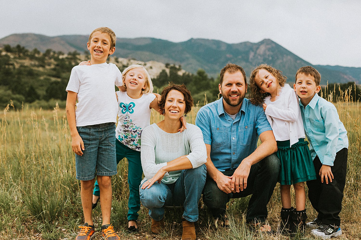 Family of six lined up in Ute Valley Park